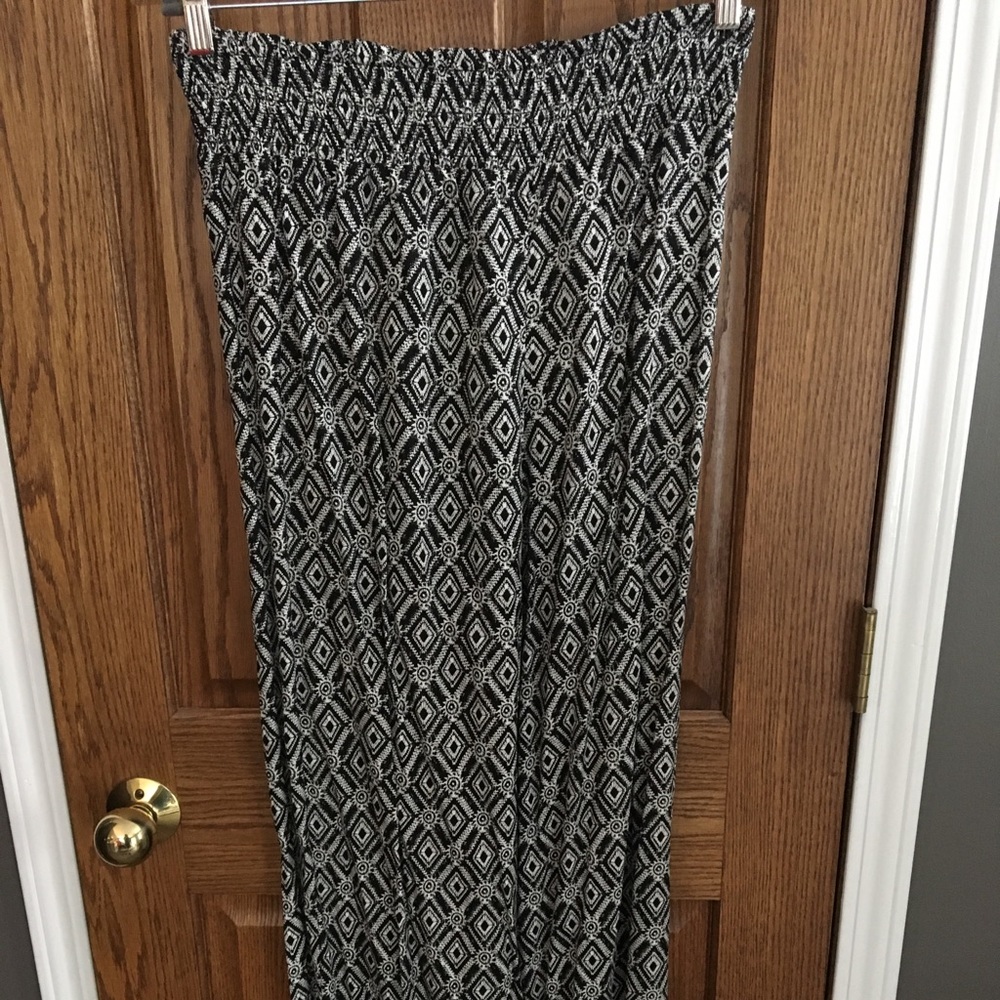 B&W geometric palazzo pants